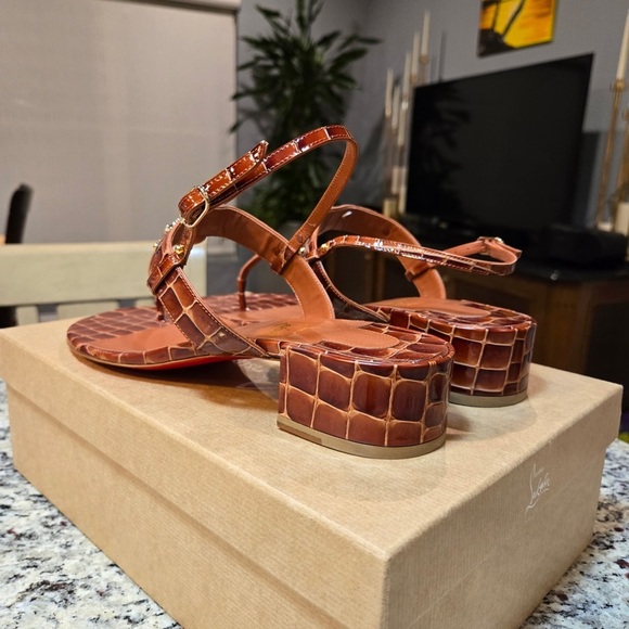 NEW Christian Louboutin MJ Thong 25 Tan T-Strap Croc Leather Sandals - Picture 6 of 11
